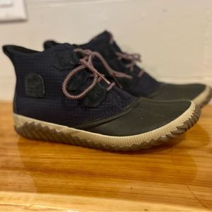 Sorell navy shirt boots size 11